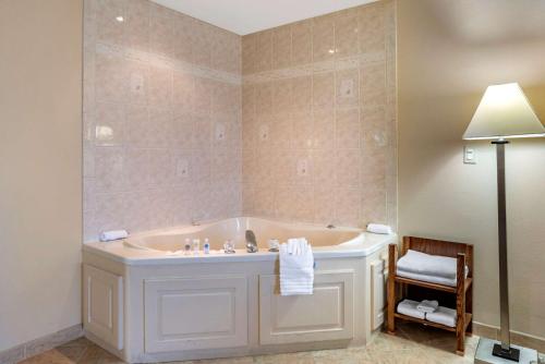 y baño con bañera y lavamanos. en Comfort Suites Hagerstown, en Hagerstown