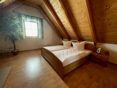 a bedroom with a bed in a room with a window at Ferienwohnungen Am Kirchberg in Neualbenreuth