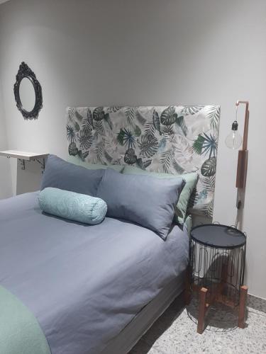 Bett mit blauen Kissen in einem Zimmer in der Unterkunft Goedehoop Game Farm in Bloemfontein