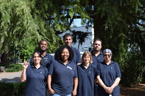 un grupo de personas posando para una foto en Campanile Rodez, en Rodez