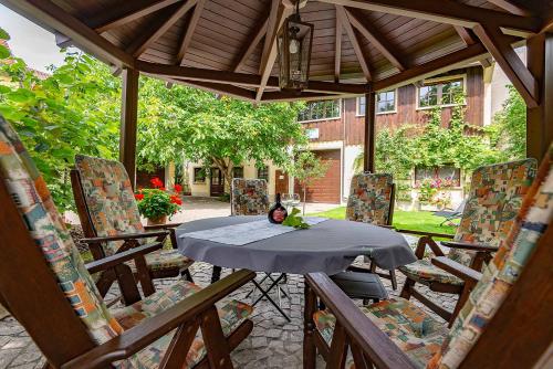 a patio with a table and chairs on a patio at Ferienwohnung Nesselbachtal in Neustadt an der Aisch