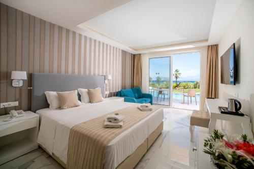 Cette chambre dispose d'un grand lit et d'un balcon. dans l'établissement Ibiscus Corfu Hotel, à Roda