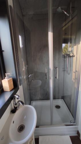 W łazience znajduje się prysznic, umywalka i toaleta. w obiekcie Maringotka Gerlovka Šumava w mieście Čachrov