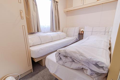 烏伊格的住宿－Skye Holiday Chalets C1，小型客房 - 带2张床和窗户