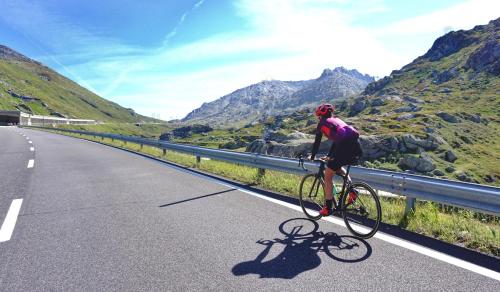 Vožnja biciklom pokraj objekta Basecamp Andermatt ili u blizini