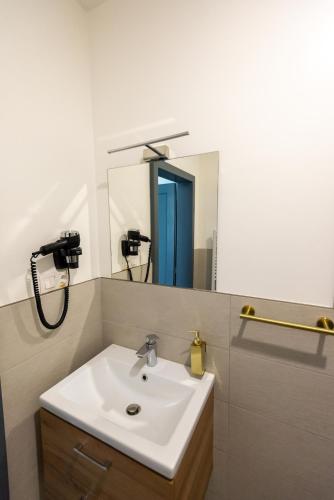 a bathroom with a sink and a mirror at English House in Bistriţa