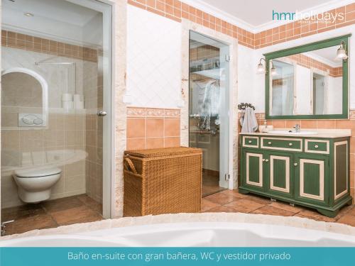 een badkamer met een bad, een wastafel en een toilet bij Villa Talia by HMR Holidays Moraira in Moraira