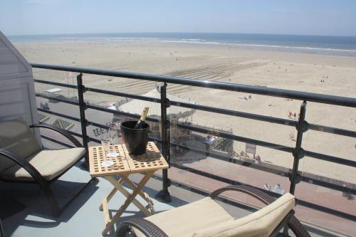 Un balcón o terraza de The Originals Boutique, Hôtel Neptune, Berck-sur-Mer