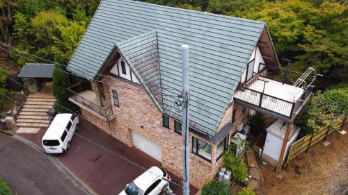 an aerial view of a house with a van parked in front at Hosu in Izunokuni