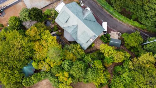 an overhead view of a house in a forest at Hosu in Izunokuni