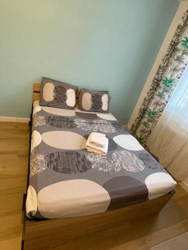 two beds sitting next to each other in a room at Charmante chambre in Montpellier