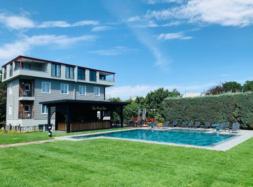 a large building with a swimming pool in a yard at Istanbul Park Hotel in Tuzla