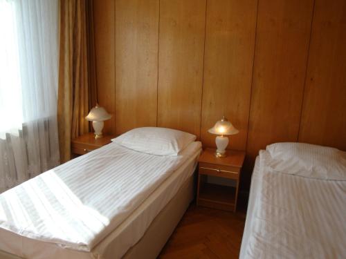 
A bed or beds in a room at Hotel Wieniawa
