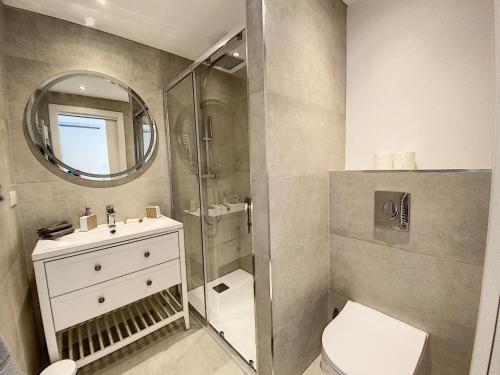 y baño con ducha, aseo y lavamanos. en Superbe appartement au cœur du Cap d'Antibes en Antibes