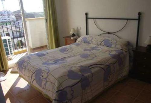 - une chambre avec un lit et une couverture dans l'établissement Lovely Apartment in Vera Playa, à Playas de Vera