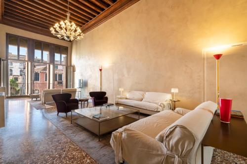 a living room with a couch and a table at Portego del Drapier in Venice