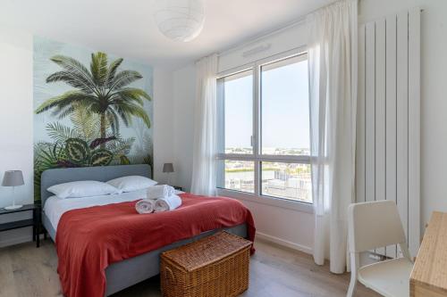 une chambre avec un lit avec une couverture rouge et une fenêtre dans l'établissement Le Manhattan - Grand 3 chambres - Vue panoramique, à Nantes
