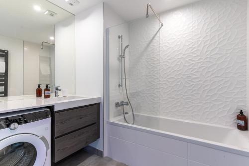 une salle de bain avec douche et machine à laver dans l'établissement Le Manhattan - Grand 3 chambres - Vue panoramique, à Nantes