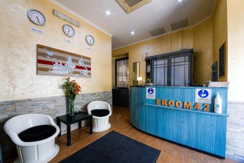 ein Badezimmer mit zwei WCs und Uhren an der Wand in der Unterkunft E-Room 42 in Rom