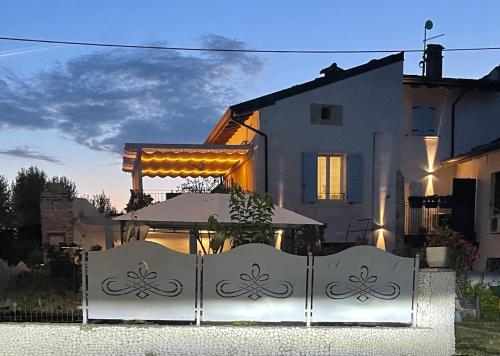 a house with a gate in front of a building at Dimora di Charme Rooms & Apartments in Peschiera del Garda