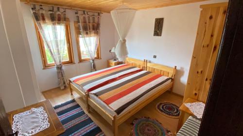 En eller flere senge i et værelse på Майсторът и Маргарита