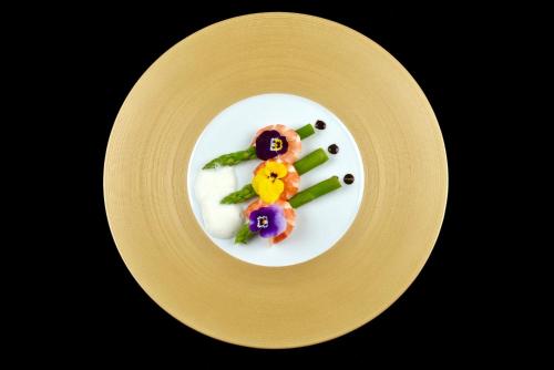 une assiette de nourriture avec des légumes en plus dans l'établissement Le Prieuré de Bazainville, à Bazainville