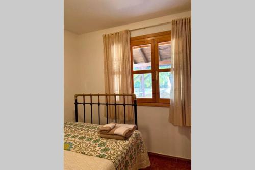 um quarto com uma cama e uma janela em Casa rural: Villa Marías em Sampil