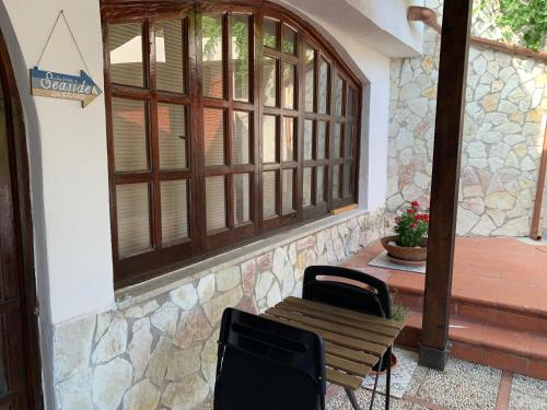 une véranda avec un banc en bois et une fenêtre dans l'établissement casa vacanze Sicilia Bedda Seaside, à Santa Flavia