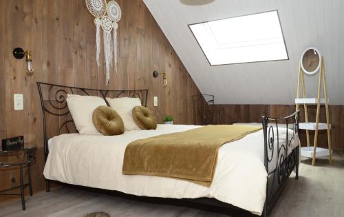 1 dormitorio con 1 cama con 2 almohadas en Gîtes Paille-Foin, en Cerfontaine