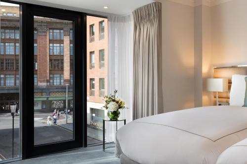 Postel nebo postele na pokoji v ubytování 15 Basil Street Knightsbridge, Luxury Serviced Apartments