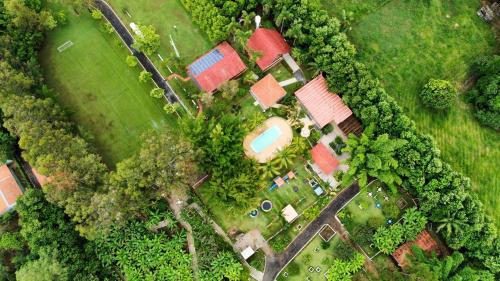 an overhead view of a yard with a house and trees at Casa de Campo Magnifica in Piracicaba