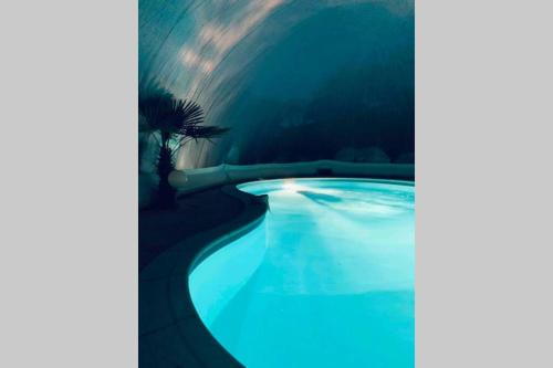 una piscina por la noche con un cielo estrellado en Petit 2P au coeur des montagnes en Puget-Théniers