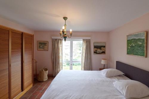 - une chambre avec un grand lit et une fenêtre dans l'établissement Vakantiewoning Zandhof, à Oostduinkerke