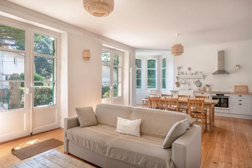 un salon avec un canapé et une salle à manger dans l'établissement À 400m de la plage, appartement pour 8, à La Baule