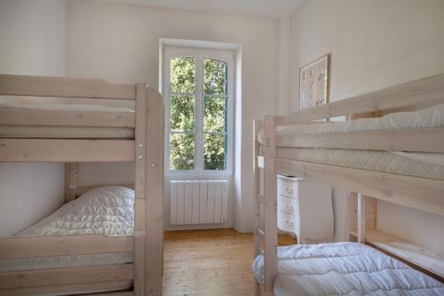 deux lits superposés dans une chambre avec fenêtre dans l'établissement À 400m de la plage, appartement pour 8, à La Baule