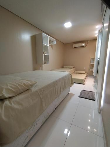 um quarto com uma cama grande num quarto em Container LB com garagem para carros de até 4,5M em Boa Vista