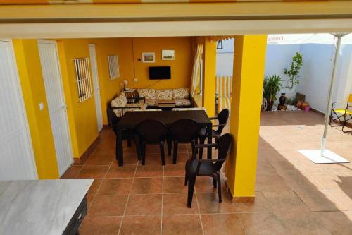 Zona de estar de Casa a pie de playa, con patio. Zona Miramar.