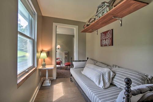 Posezení v ubytování Renovated Catskills Farmhouse with Game Room!