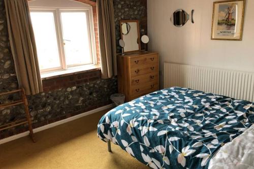 Postel nebo postele na pokoji v ubytování HOXNE HOUSE WEYBOURNE,N Coast sleeps 14 5 bedroom j72