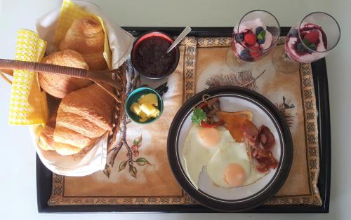 Una bandeja con un desayuno de huevos y pan. en Durbanville Place - 3 bedroom apartment, en Durbanville