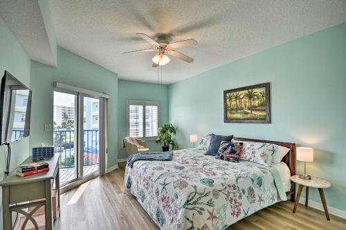 - une chambre avec un lit et un ventilateur de plafond dans l'établissement Poolside Sun and Fun Condo Near New Smyrna Beach!, à New Smyrna Beach