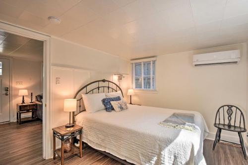 Postel nebo postele na pokoji v ubytování Cozy Athens Cottage Walk to Sanford Stadium!