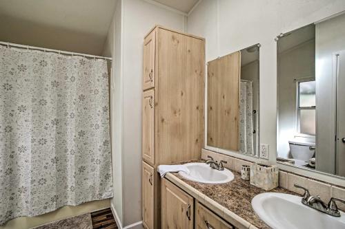 Vonios kambarys apgyvendinimo įstaigoje Sedona Home with View, Half-Mi to Chimney Rock!