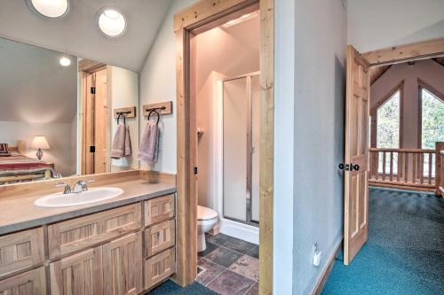 Vonios kambarys apgyvendinimo įstaigoje Klamath Falls Family Cottage Hike and Explore!