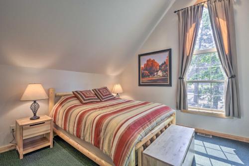 En eller flere senge i et værelse på Klamath Falls Family Cottage Hike and Explore!
