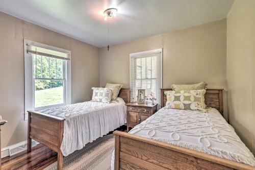 - une chambre avec 2 lits et une fenêtre dans l'établissement Cozy Blue Ridge Cottage - Bike, Hike, and Fish!, à Bakersville