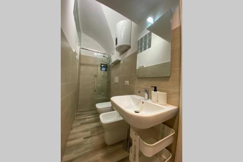 łazienka z umywalką i toaletą w obiekcie Catania Dammuso house w Katanii