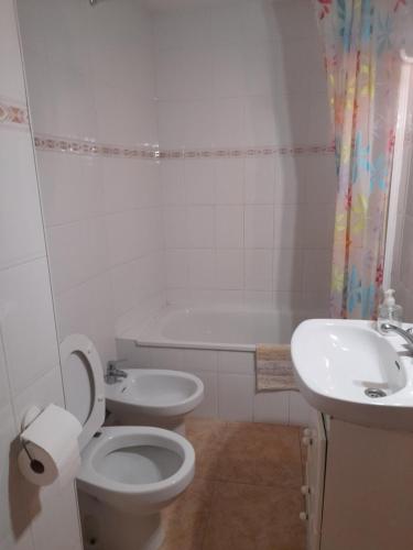 Ένα μπάνιο στο Apartamentos Chelo