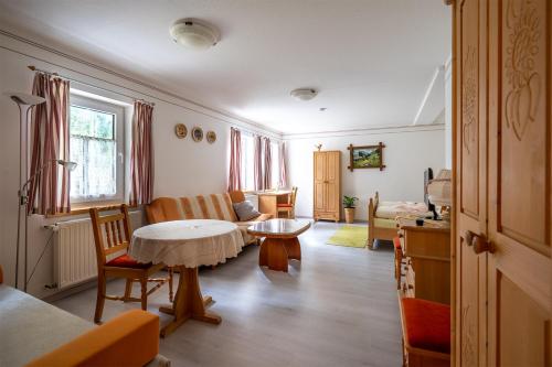 sala de estar con sofá y mesa en Pension Spielzeughof en Seiffen