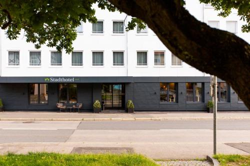 a building on the side of a street at Stadthotel Lichtenfels in Lichtenfels